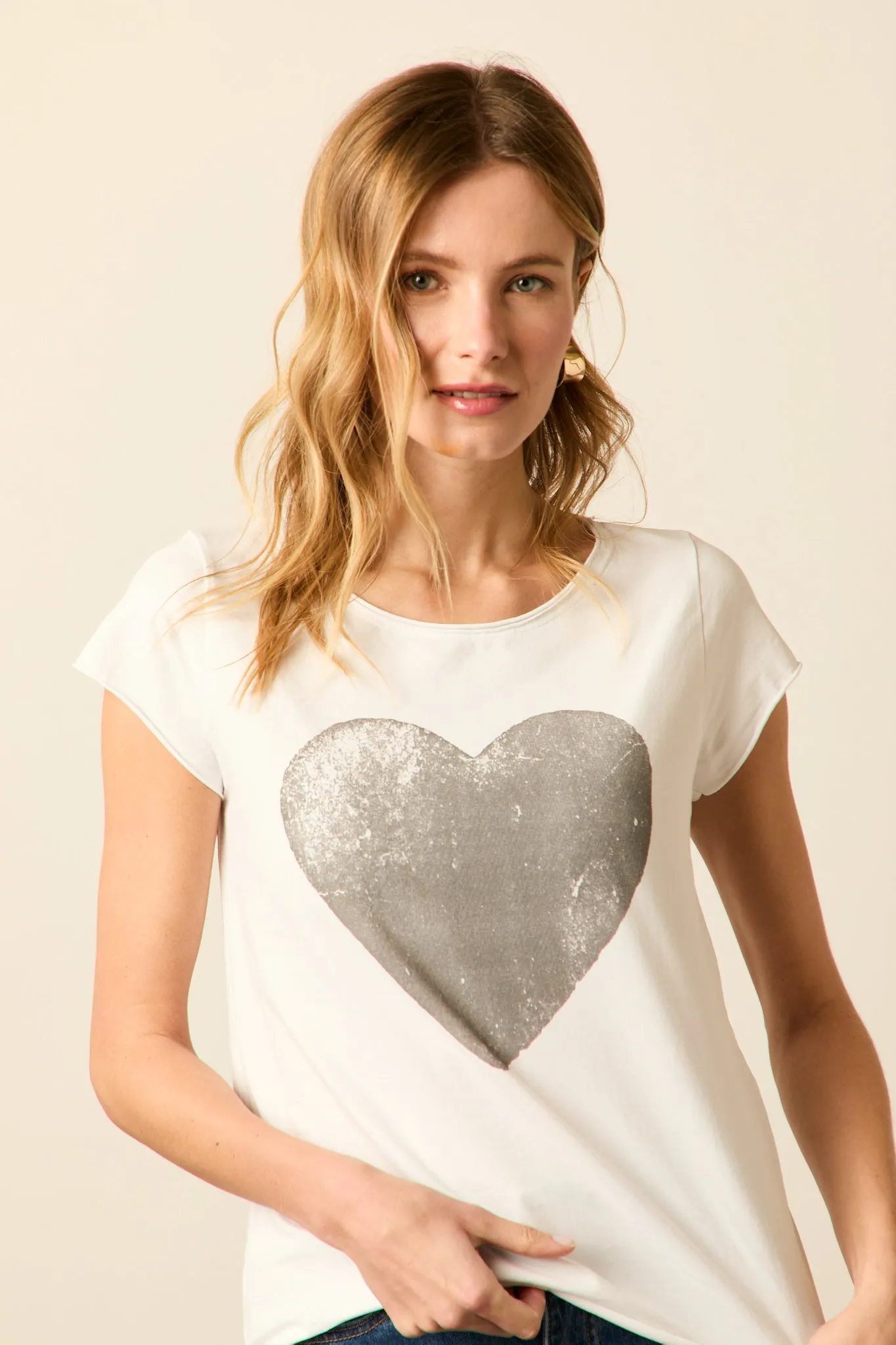 Camiseta básica blanca con corazón gris
