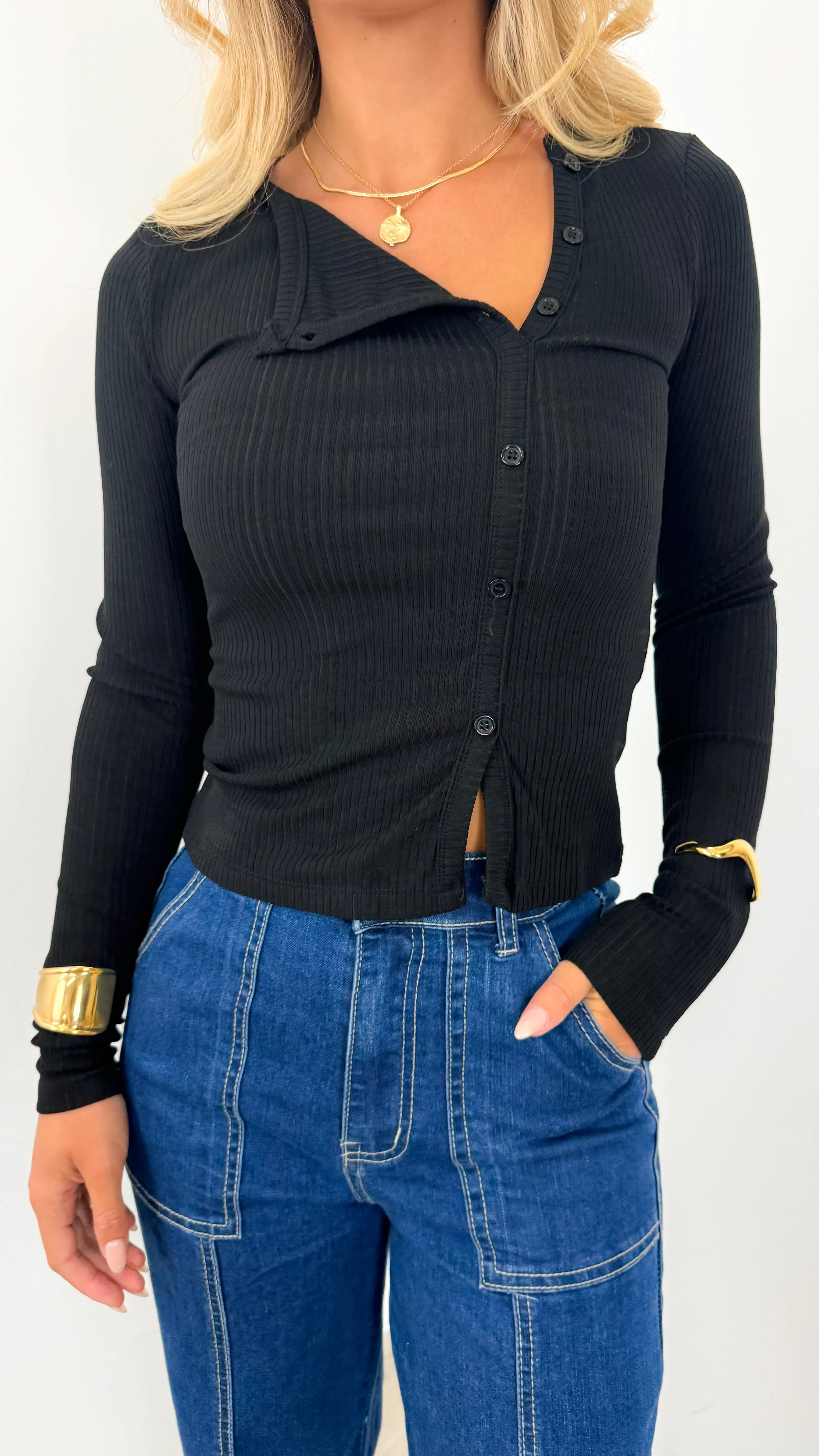 FREYA BUTTON LIGHT WEIGHT KNIT TOP - BLACK