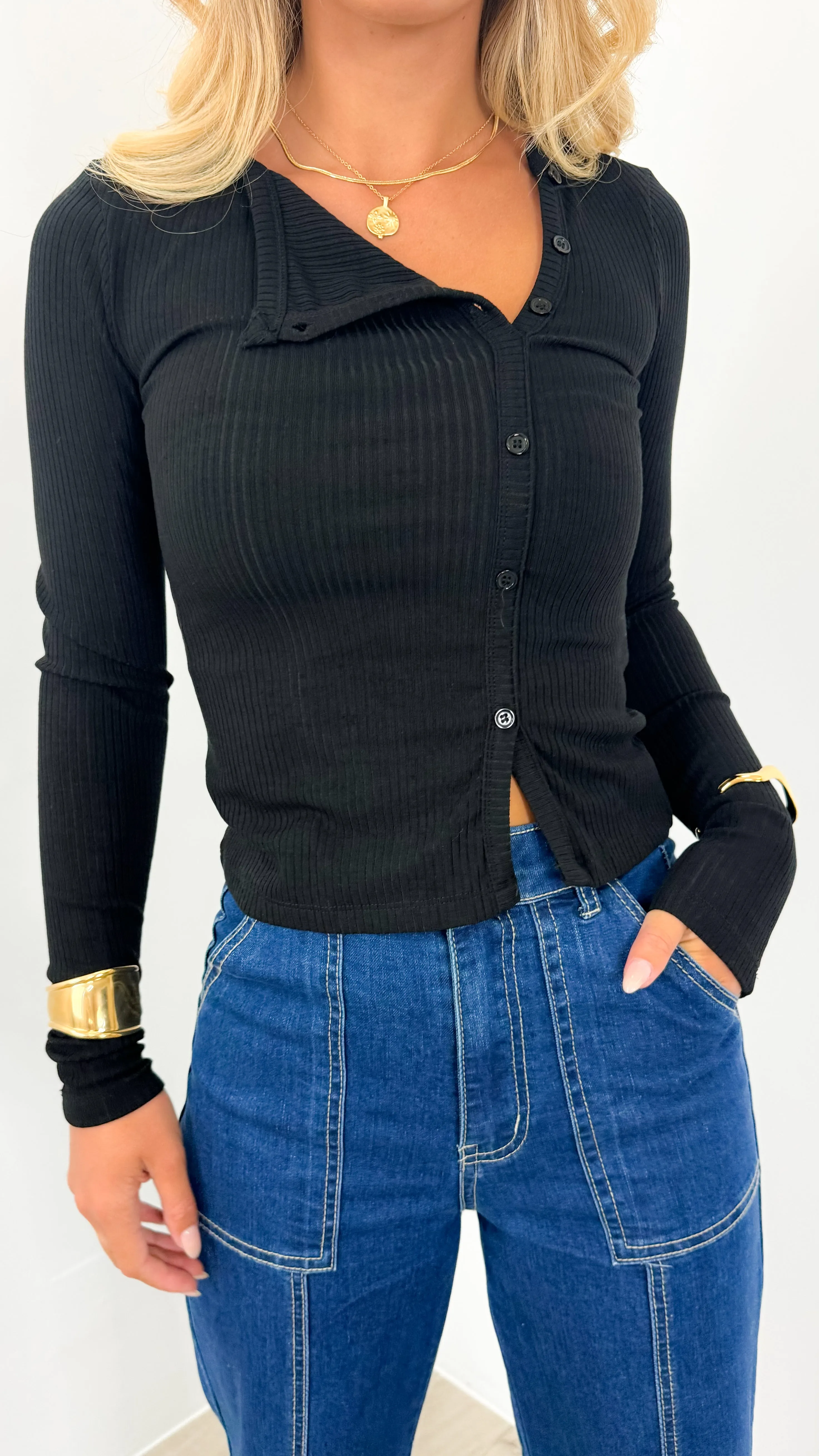 FREYA BUTTON LIGHT WEIGHT KNIT TOP - BLACK