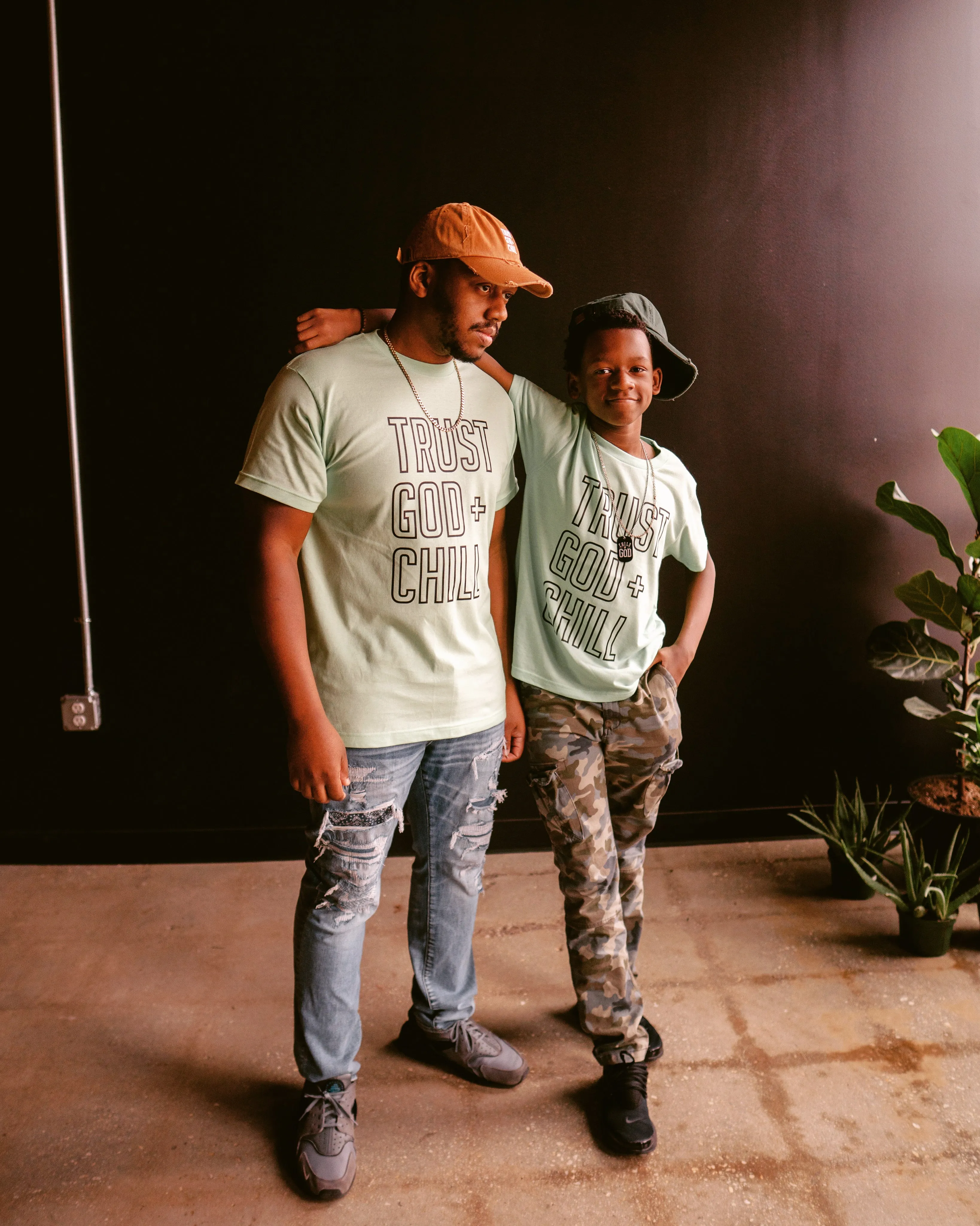 Outline Trust God   Chill Kids T-shirt