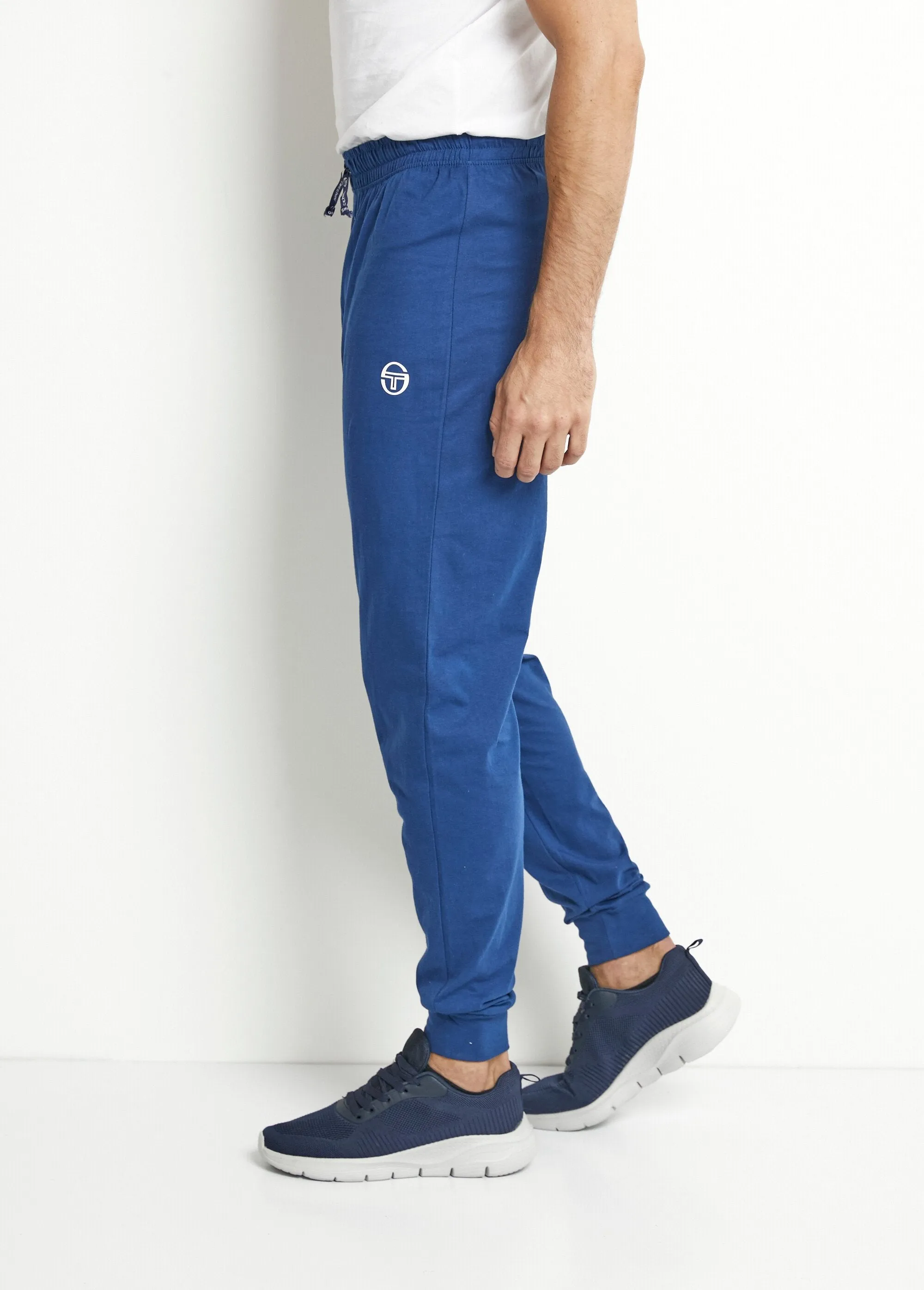 Tight-fitting sweatpants