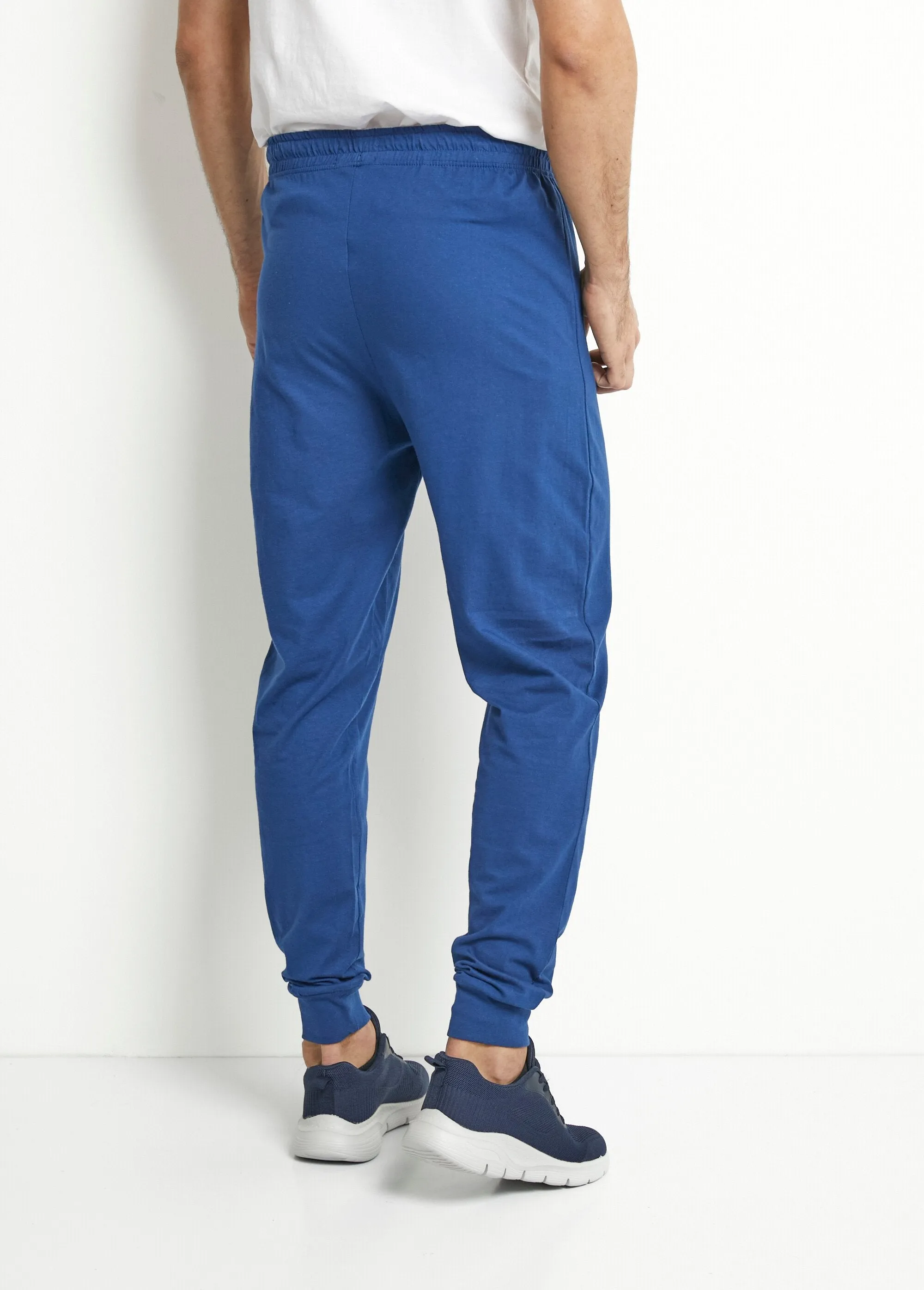Tight-fitting sweatpants