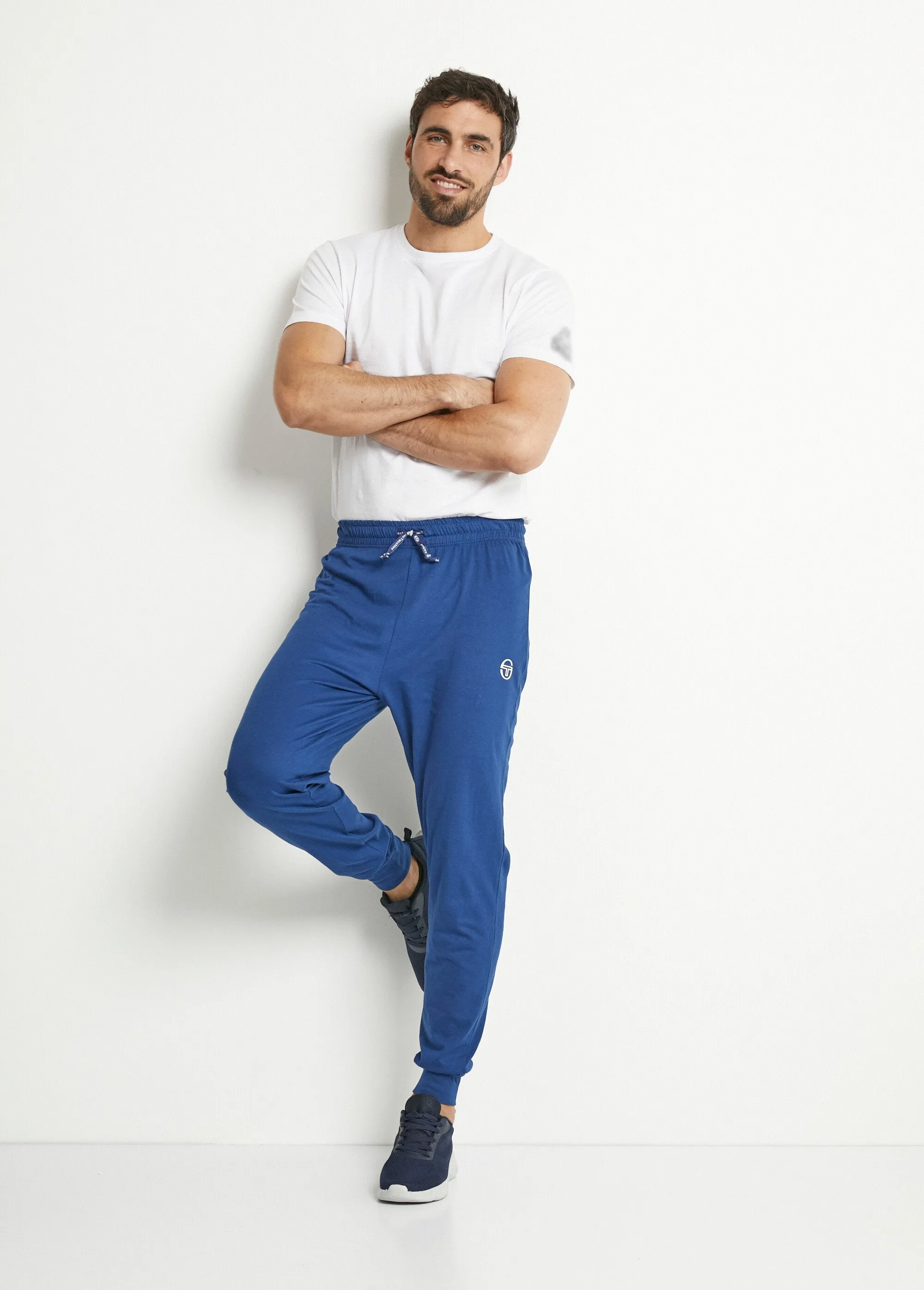 Tight-fitting sweatpants