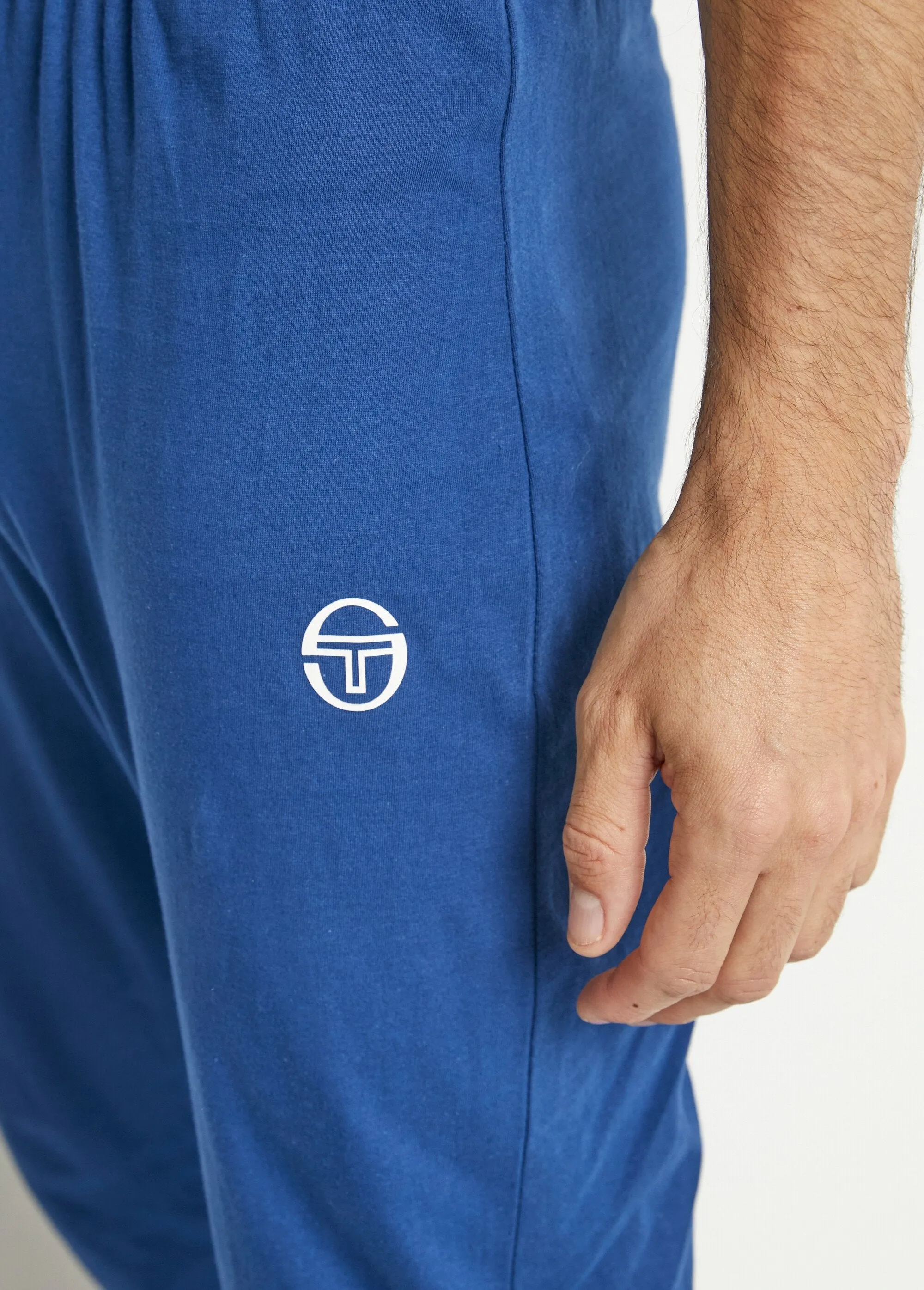 Tight-fitting sweatpants
