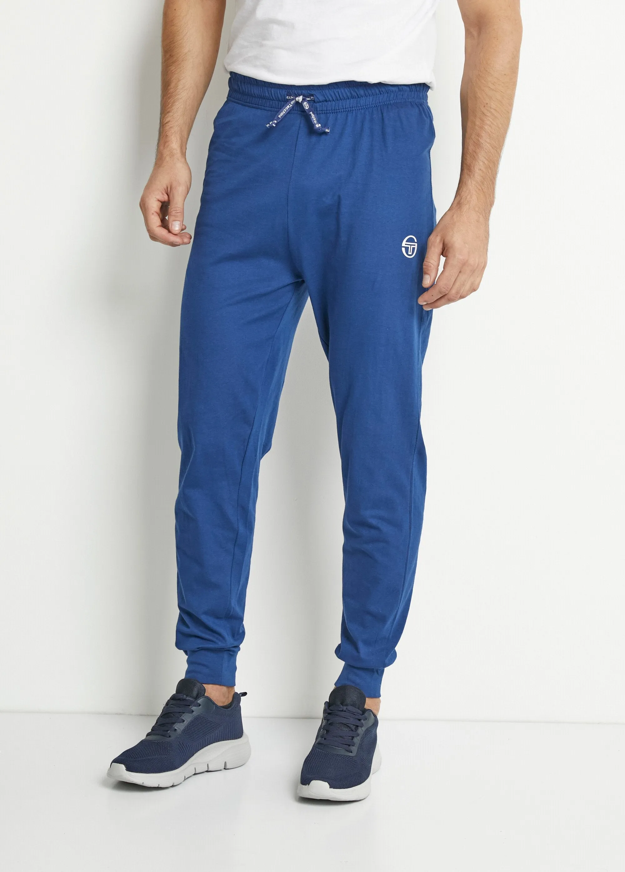 Tight-fitting sweatpants